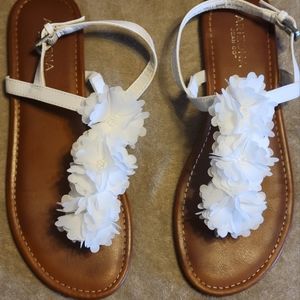 Arizona White Flower Sandals - Size 8.5